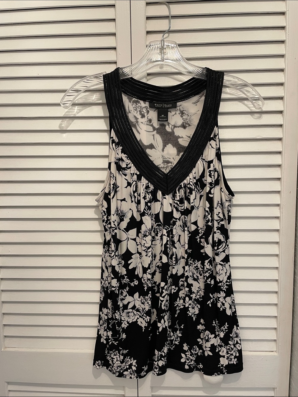 White House Black Market Black & White Floral V-Neck Tank Top